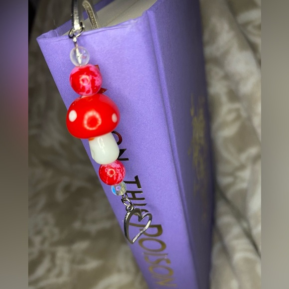 Mushroom Metal Hook Bookmark - Picture 4 of 4